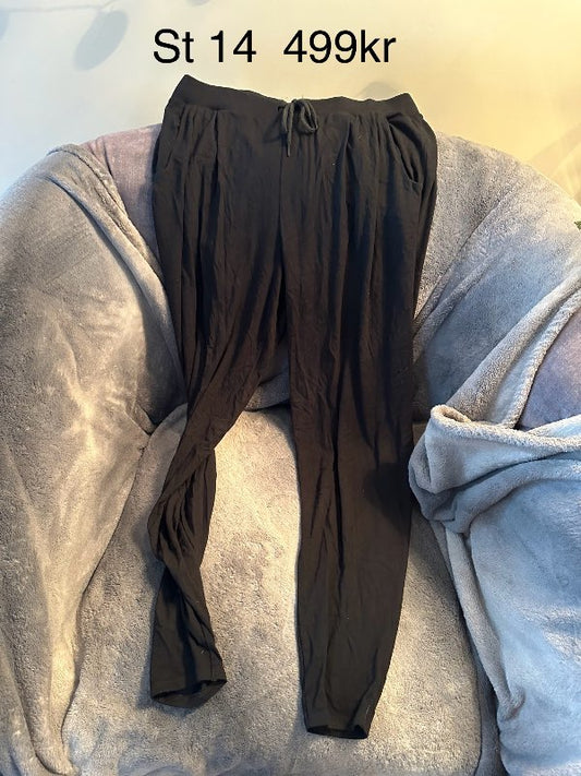 Svartar buxur vösum reimar L next