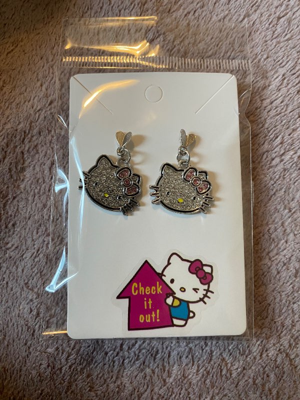 Hello Kitty eyrnalokkar