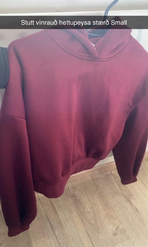 Stutt vínrauð peysa