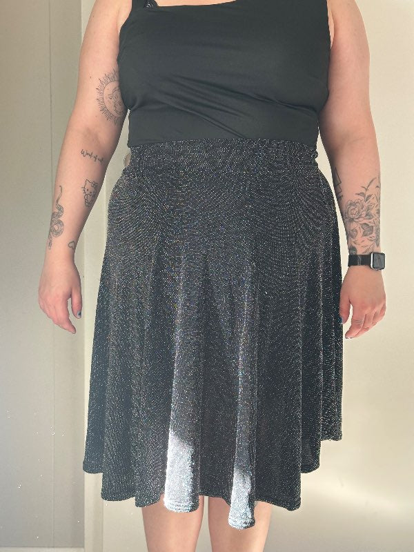 Svart pils m silfur þráðum