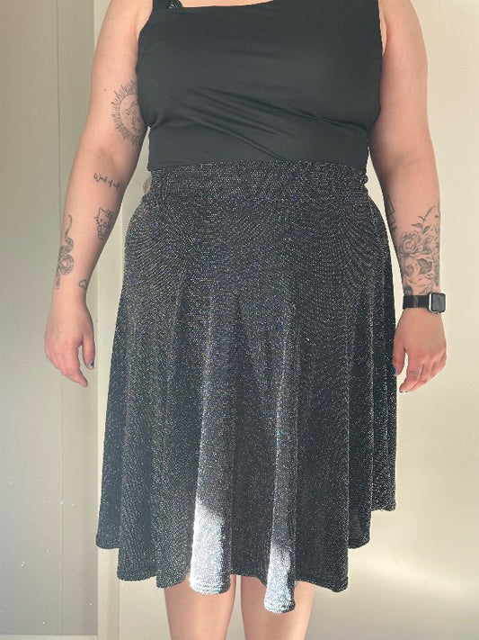 Svart pils m silfur þráðum