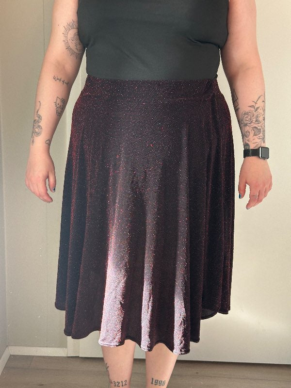 Svart pils með rauðu glimmeri