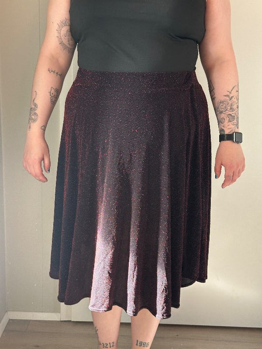 Svart pils með rauðu glimmeri