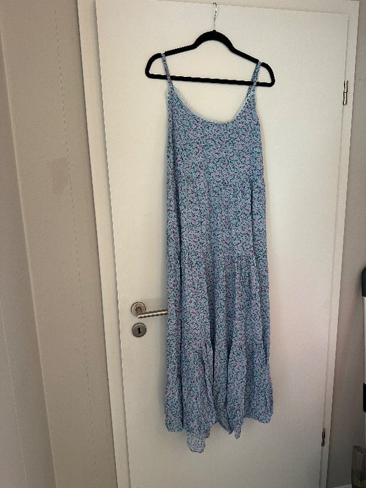 Blár hlýrakjóll með blómum