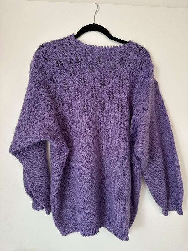 Fjólublá prjónuð peysa