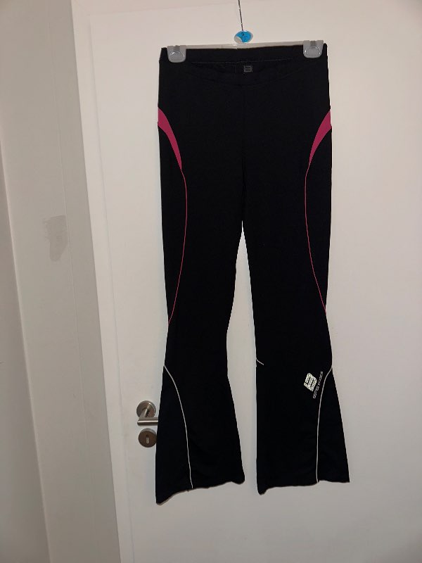 Svartar og bleikar æfingabuxur