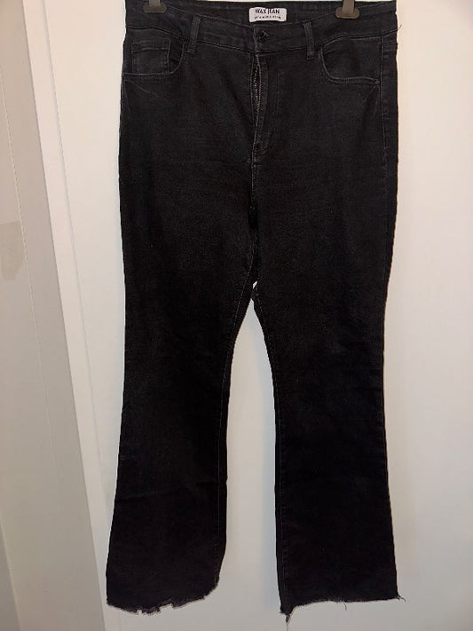 Svartar gallabuxur ánrennilás