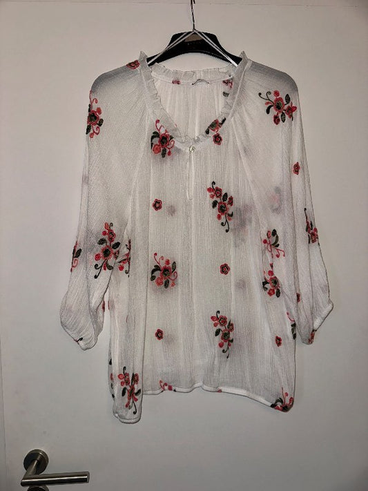 Hvít blússa með blómum