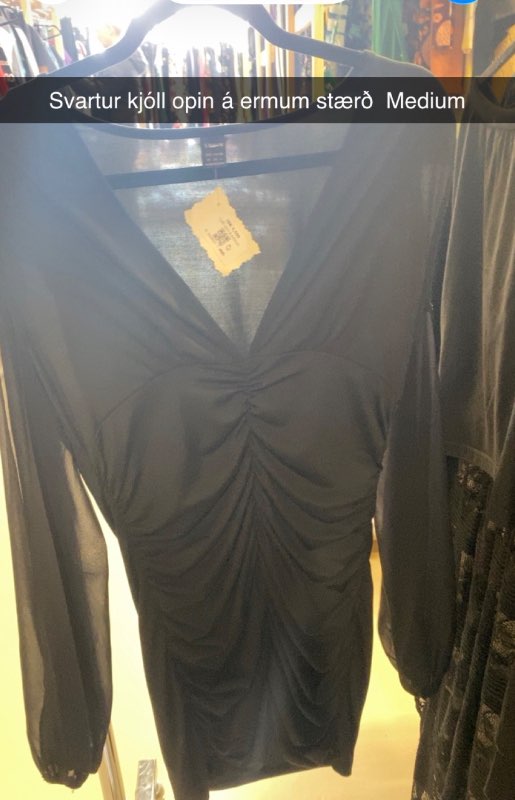 Svartur kjóll opinn á ermum