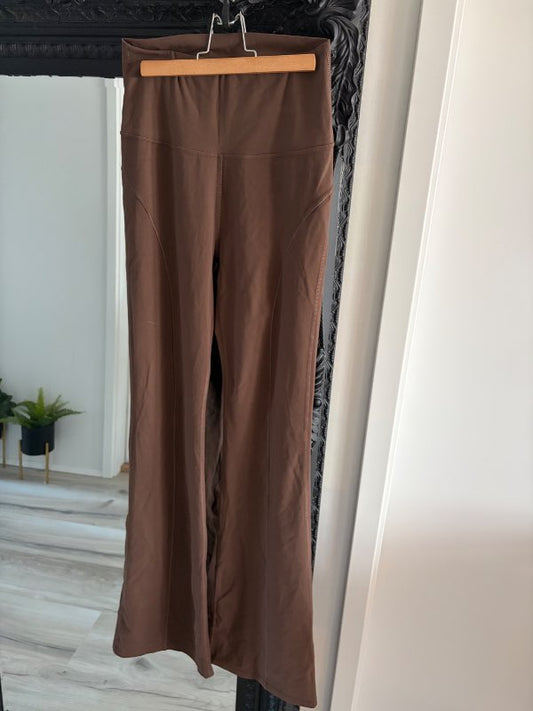 Brúnar flare buxur