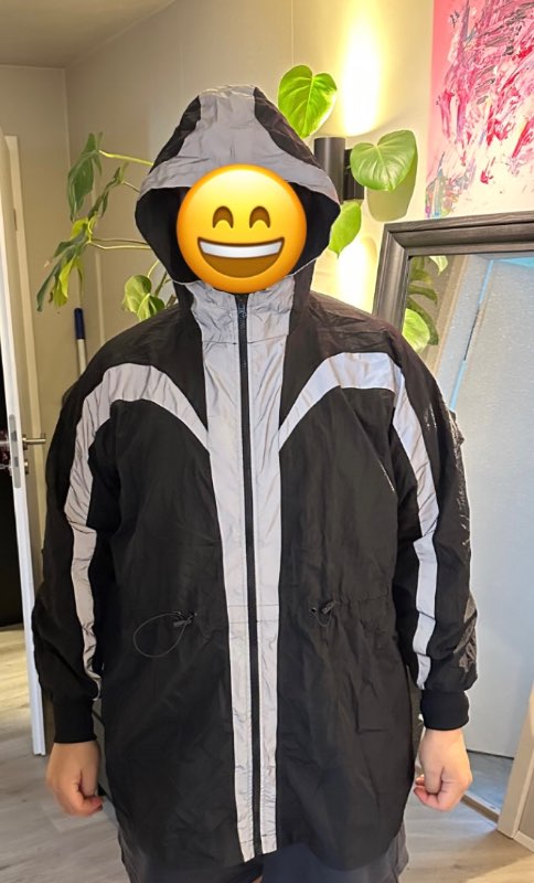 Svartur jakki með endurskyni