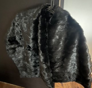Svart skinn cape