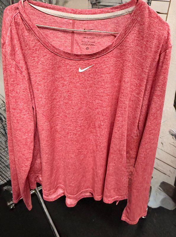Bleikur Nike síðermabolur