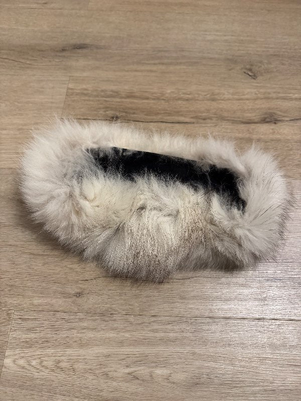 Hvítt loð ennisband