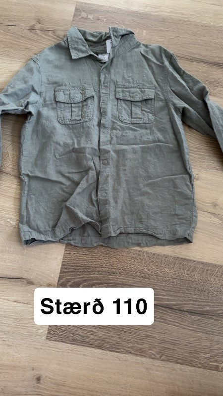 Skyrta græn