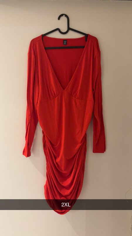 Rauður kjóll- aðsniðinn