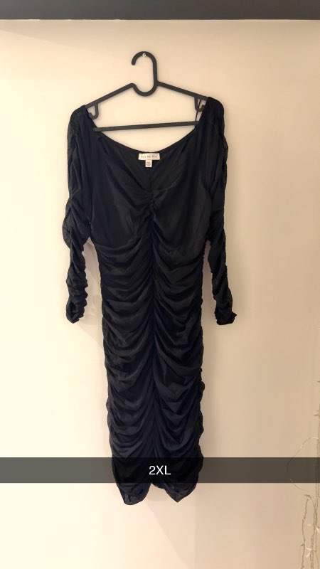 Svartur rykktur kjóll