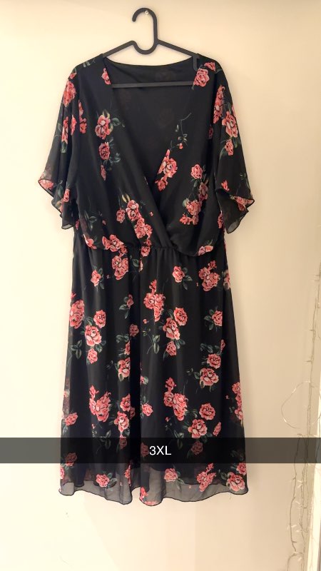 Svartur kjóll-bleik blóm