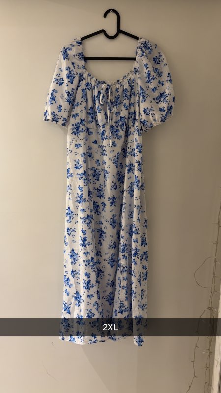 Hvítur kjóll - blá blóm