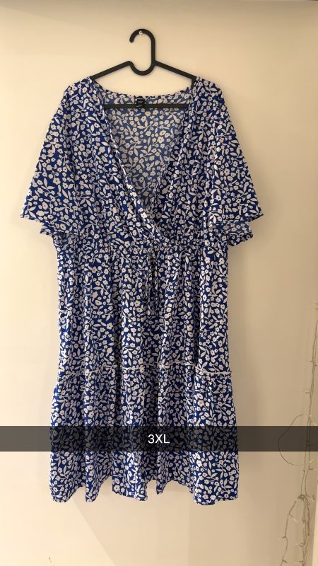 Dökkblár kjóll-hvít Blóm