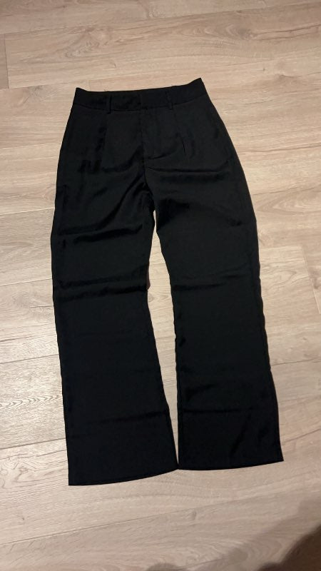 Buxur svartar