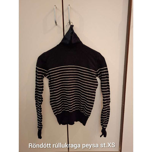 Röndótt rúllukraga peysa