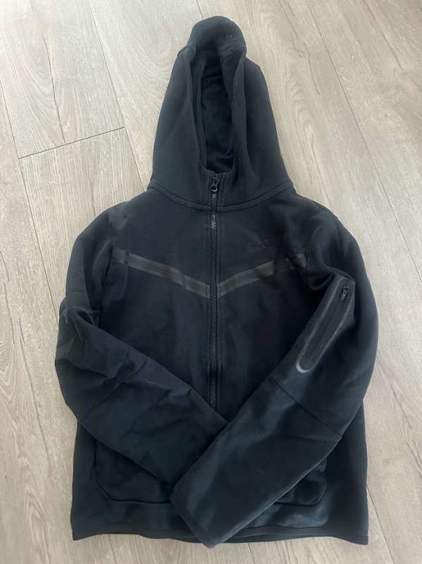 Nike svört hettupeysa