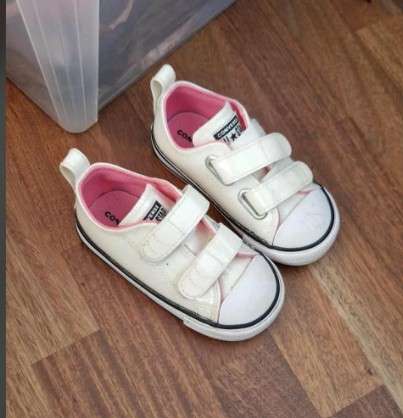 Hvítir Converse strigaskór