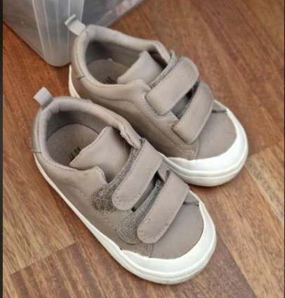 Gráir H&M strigaskór