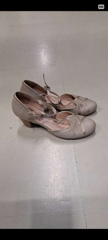 * Hælaskór wonders beis