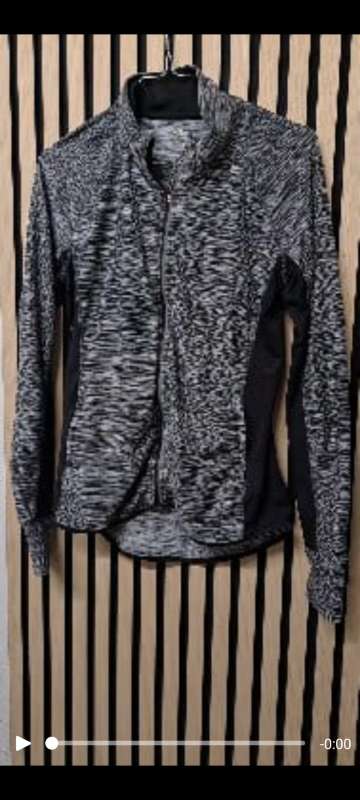 Peysa grá/svört rennd