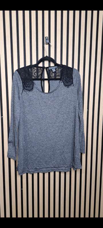 * Peysa þunn grá blúndu