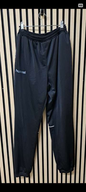 * Buxur hummel svartar