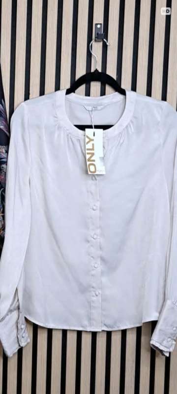 * Blússa kremuð ONLY