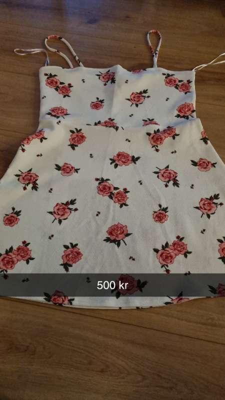 Hvítur blómakjóll