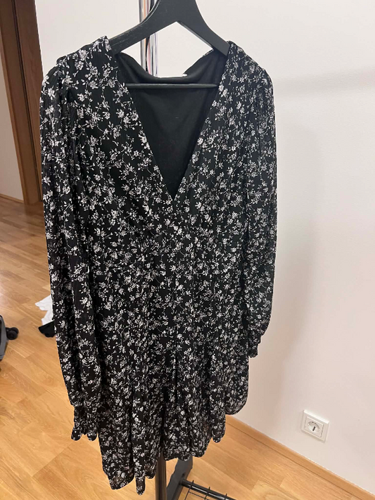 Svartur blómakjóll