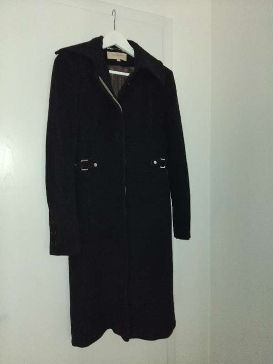 Kápa, svört, Karen Miller