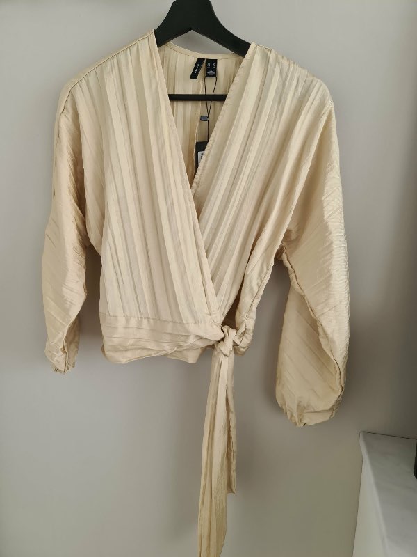 Ljós skyrta vero moda