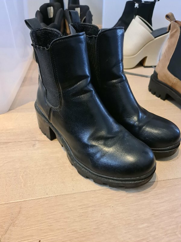Boots svört