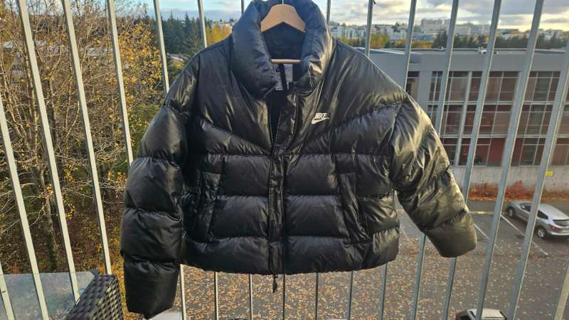 Nike svört therma fit úlpa
