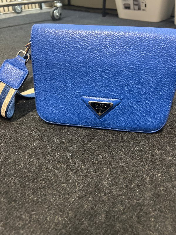 Prada blá taska