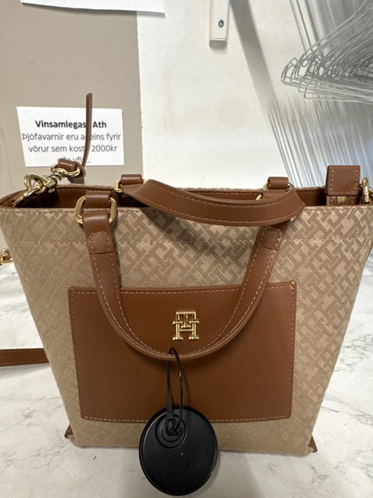 Tommy Hilfiger taska brún