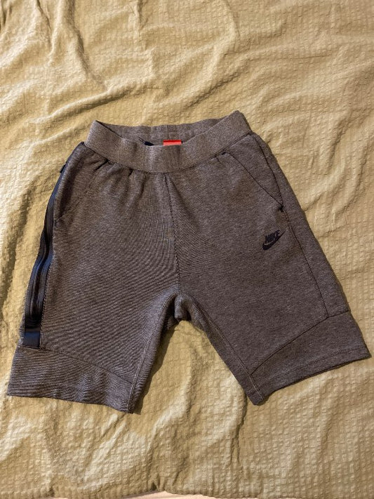 Nike Tech stuttbuxur