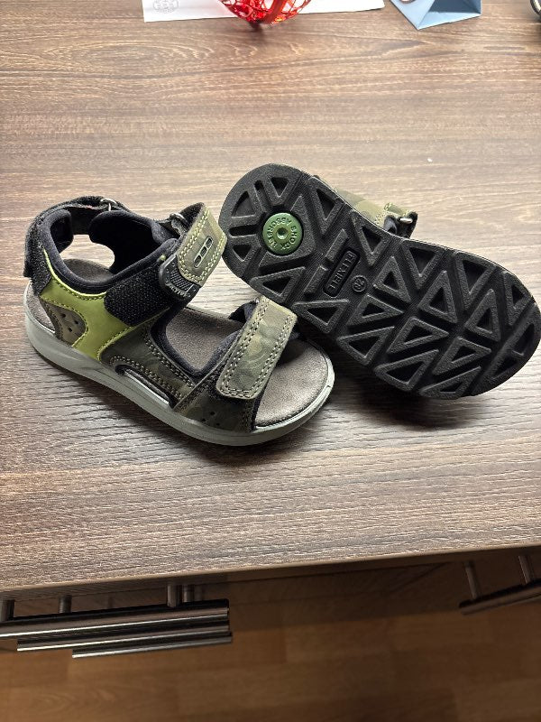 Vandaðir sandalar 28