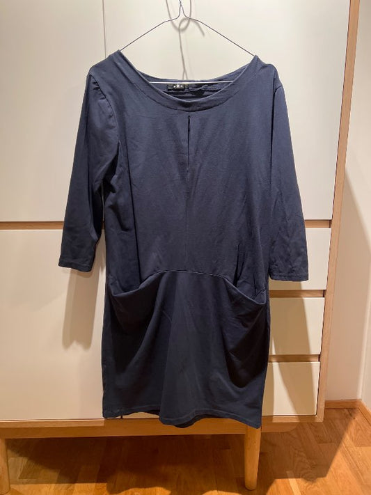 Blár kjóll með vösum