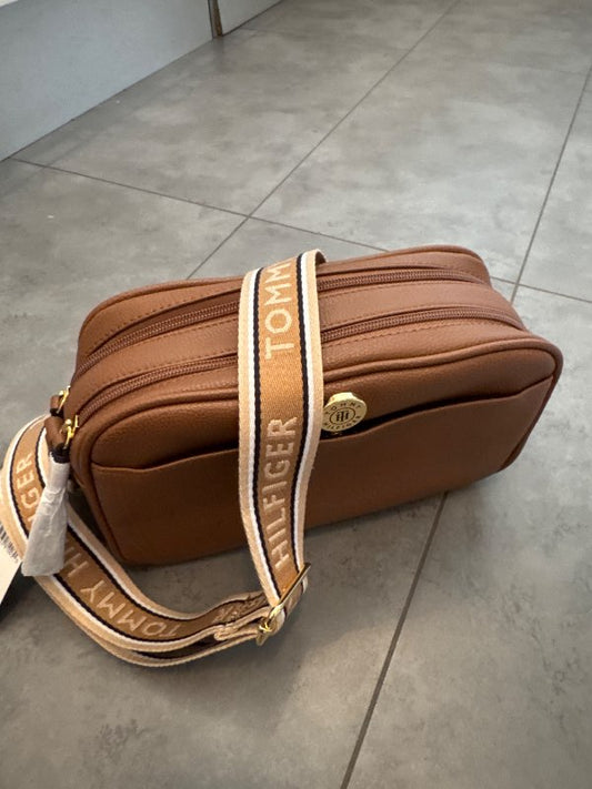 Tommy Hilfiger taska