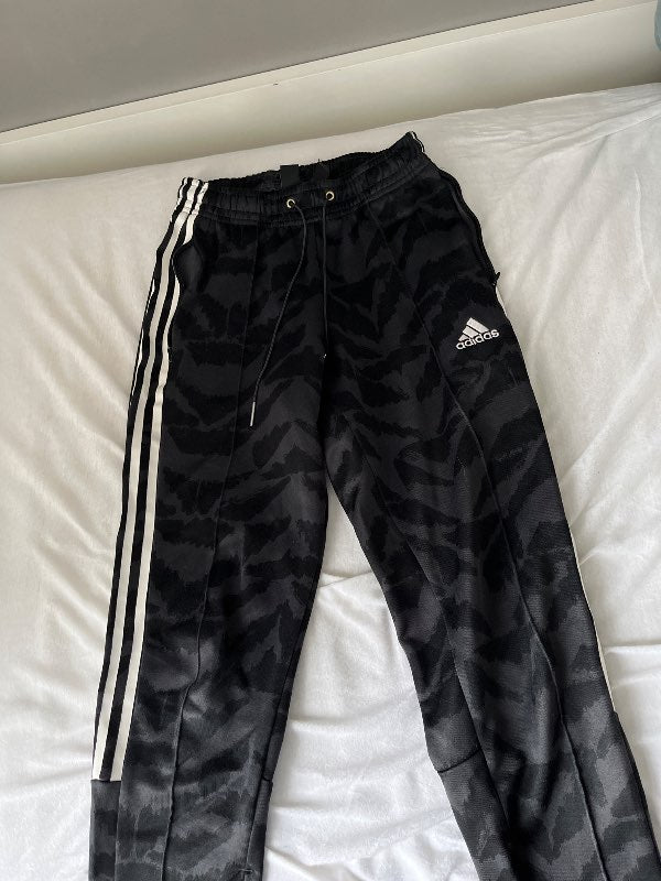 Adidas svartar camo