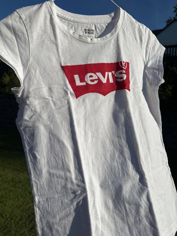Levis stuttermabolur hvítur