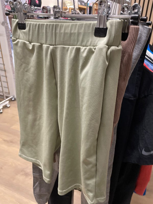 Stuttbuxur grænar