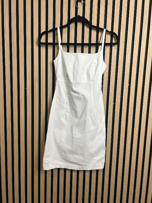 Hvítur stuttur kjóll